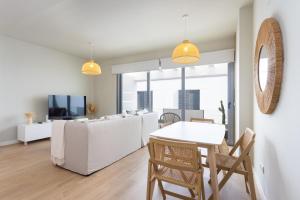 Μια τηλεόραση ή/και κέντρο ψυχαγωγίας στο Home2Book Nordic Stay, Pool & Waves in Abades