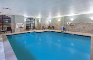 a large swimming pool in a hotel room at Staybridge Suites-Knoxville Oak Ridge by IHG in Oak Ridge