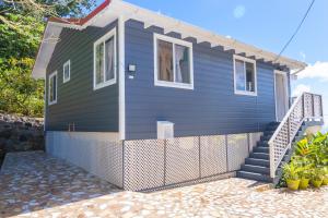 una casa blu con una scala di fronte di Simon says Grand View Villa a Soufriere