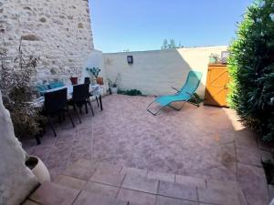 La RouvièreにあるMaison de village cosy, grande terrasse dominanteのパティオ(青い椅子、テーブル付) +11枚の写真