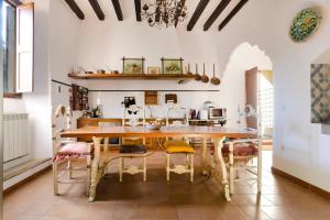 a dining room with a table and chairs at Casa Histórica con Piscina Sauna y Jacuzzi in Lloseta