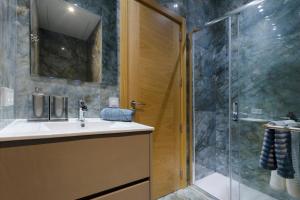 łazienka z umywalką i prysznicem w obiekcie Maripins Villa con jacuzzi y vistas únicas al mar w mieście Banyalbufar +28 zdjęć