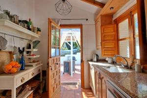 Una cocina o zona de cocina en La Perla Andaluza