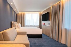 TV a/nebo společenská místnost v ubytování Holiday Inn Express & Suites Ghent by IHG + 37 fotografií