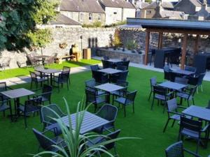 Um jardim no exterior de The Cross Keys