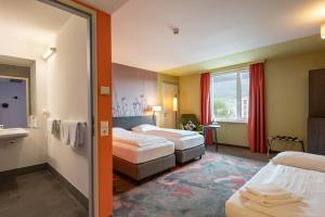 Postel nebo postele na pokoji v ubytování Hwest Hotel