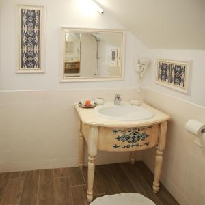 a bathroom with a sink and a mirror at Conacul Lilium in Bran