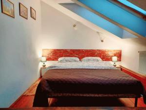 een slaapkamer met een bed en een bakstenen muur bij Lovely Central Apartment in Braşov