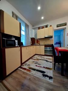 een keuken met een tafel en een eetkamer bij Lovely Central Apartment in Braşov