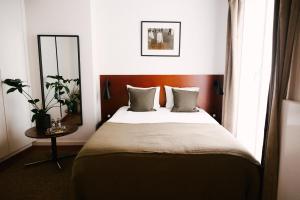 una camera con letto, tavolo e specchio di Aplace Antwerp - marvellous flats & hotel rooms - Leeuwenstraat 20 ad Anversa