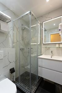Bilik mandi di Hotel Leonard De Vinci 75011