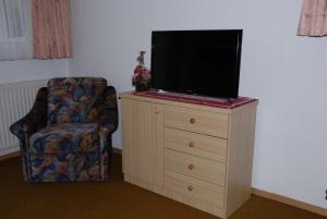 TV a/nebo společenská místnost v ubytování Pension & Appartement Fortin