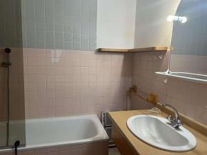 a bathroom with a sink and a bath tub at Appartement en montagne, 4 pers, proche des pistes et commerces, animaux acceptés, balcon, casier à skis - FR-1-180-73 in Méribel +8 photos