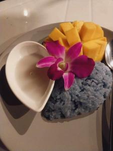 ランタ島にあるWalden Koh Lanta - Tiny Homes by the Seaの岩の上に花が飾られた料理の皿 +62枚の写真