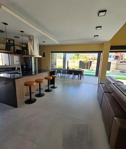 una cucina con sgabelli e un bancone con un tavolo di Casa Lunna a Camaçari