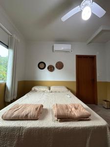 a bedroom with a large bed with a ceiling fan at Apartamento Santa Cruz in Santa Cruz