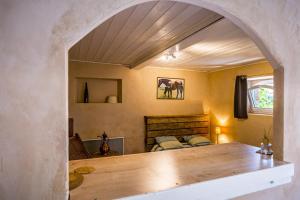 a bedroom with a bed and an archway in a room at Appartement Le Licol in Petite Sainte-Anne