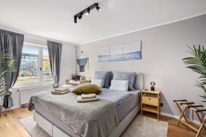 ein Schlafzimmer mit einem Bett und einem Fenster in der Unterkunft EDLER WOHNRAUM Luxuriöses Apartment mit Balkon, Boxspringbett, Kaffeevollautomat, Lift & Parkplatz in Chemnitz