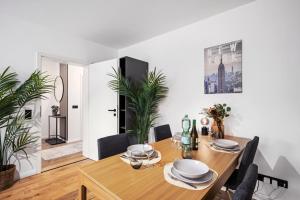 ein Esszimmer mit einem Holztisch und einigen Pflanzen in der Unterkunft EDLER WOHNRAUM Luxuriöses Apartment mit Balkon, Boxspringbett, Kaffeevollautomat, Lift & Parkplatz in Chemnitz + 26 Fotos
