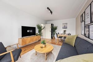 ein Wohnzimmer mit einer Couch und einem Tisch in der Unterkunft EDLER WOHNRAUM Luxuriöses Apartment mit Balkon, Boxspringbett, Kaffeevollautomat, Lift & Parkplatz in Chemnitz