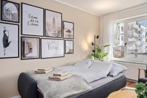 Ein Bett oder Betten in einem Zimmer der Unterkunft EDLER WOHNRAUM Luxuriöses Apartment mit Balkon, Boxspringbett, Kaffeevollautomat, Lift & Parkplatz