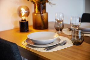 Getränke in der Unterkunft EDLER WOHNRAUM Luxuriöses Apartment mit Balkon, Boxspringbett, Kaffeevollautomat, Lift & Parkplatz