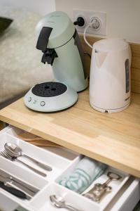a mixer sitting on top of a wooden shelf at Nid Calme en Hypercentre - Proche Métro & Gare in Toulouse +8 photos