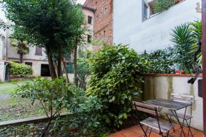 a bench in a garden next to a building at Nid Calme en Hypercentre - Proche Métro & Gare in Toulouse