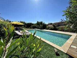 Bazén v ubytovaní Villa de Luxe Rénovée avec Piscine, 4 Chambres, à 5 Minutes de la Plage - FR-1-726-25 alebo v jeho blízkosti