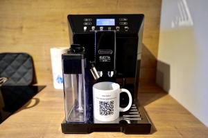 Kaffee-/Teezubehör in der Unterkunft EDLER WOHNRAUM Luxuriöses Apartment mit Balkon, Boxspringbett, Kaffeevollautomat, Lift & Parkplatz