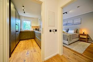 Ein Bett oder Betten in einem Zimmer der Unterkunft EDLER WOHNRAUM Luxuriöses Apartment mit Balkon, Boxspringbett, Kaffeevollautomat, Lift & Parkplatz