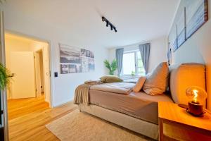 Ein Bett oder Betten in einem Zimmer der Unterkunft EDLER WOHNRAUM Luxuriöses Apartment mit Balkon, Boxspringbett, Kaffeevollautomat, Lift & Parkplatz