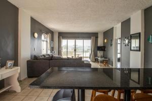 una sala de estar con un sofá y una mesa en Seagull 514, en Margate