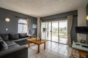 una sala de estar con un sofá y una mesa en Seagull 514, en Margate