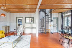 ボンディにあるMaison rustique à 11min de Paris, cadre chaleureuxのテーブルと椅子のあるリビングルーム