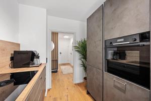 Küche/Küchenzeile in der Unterkunft EDLER WOHNRAUM Luxuriöses Apartment mit Balkon, Boxspringbett, Kaffeevollautomat, Lift & Parkplatz