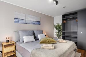 Ein Bett oder Betten in einem Zimmer der Unterkunft EDLER WOHNRAUM Luxuriöses Apartment mit Balkon, Boxspringbett, Kaffeevollautomat, Lift & Parkplatz