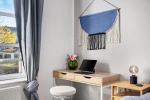 TV/Unterhaltungsangebot in der Unterkunft EDLER WOHNRAUM Luxuriöses Apartment mit Balkon, Boxspringbett, Kaffeevollautomat, Lift & Parkplatz