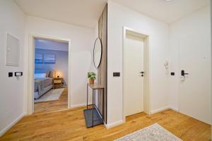 Ein Bett oder Betten in einem Zimmer der Unterkunft EDLER WOHNRAUM Luxuriöses Apartment mit Balkon, Boxspringbett, Kaffeevollautomat, Lift & Parkplatz
