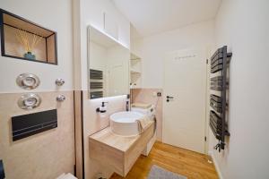 Ein Badezimmer in der Unterkunft EDLER WOHNRAUM Luxuriöses Apartment mit Balkon, Boxspringbett, Kaffeevollautomat, Lift & Parkplatz