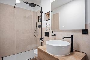 Ein Badezimmer in der Unterkunft EDLER WOHNRAUM Luxuriöses Apartment mit Balkon, Boxspringbett, Kaffeevollautomat, Lift & Parkplatz