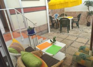 a patio with a couch and a table and chairs at Piscina club pasito blanco in Pasito Blanco