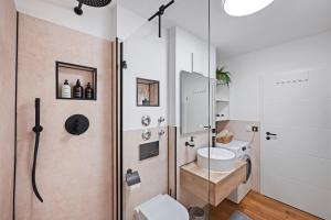 Ein Badezimmer in der Unterkunft EDLER WOHNRAUM Luxuriöses Apartment mit Balkon, Boxspringbett, Kaffeevollautomat, Lift & Parkplatz