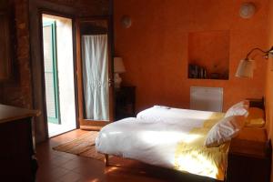A bed or beds in a room at Al Canto B&B