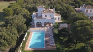 eine Luftaufnahme eines Hauses mit Swimmingpool in der Unterkunft Villa Albatros in Benalup Casas Viejas