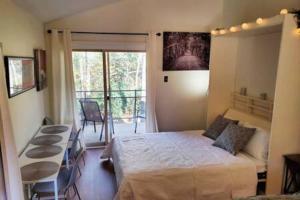 Un dormitorio con una cama y un balcón. en Top-floor view, Walk to Sanford Stadium, en Athens 4 fotos más