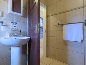 un bagno con lavandino, wc e doccia di Forest and Ferns a Graskop