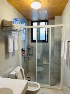 Un baño con ducha, inodoro y lavabo. en Kiwi Kiwi light travel food, en Yuanshan 74 fotos más