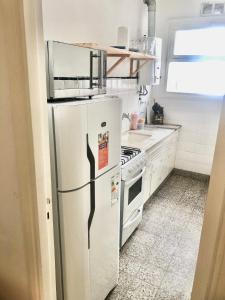 eine Küche mit Kühlschrank und Herd in der Unterkunft Departamento zona Güemes, a dos cuadras del mar ,Dos ambientes,céntrico in Mar del Plata