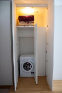 a laundry room with a washer and dryer at Il Cenacolo Milano Centro Cadorna Santambrogio comodo per Fiera e Allianz Milano Convention Centre in Milan